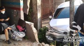 Avanza menabrak tembok rumah warga di Jalan Raya Kadupugur, Cicantayan, Sukabumi. | Foto: Ilham Fadillah