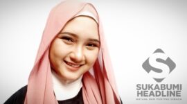 Model memperagakan produk kerudung rumahan kreasi Rusvina Sri Wulandari. |  Istimewa