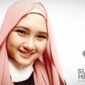 Model memperagakan produk kerudung rumahan kreasi Rusvina Sri Wulandari. |  Istimewa