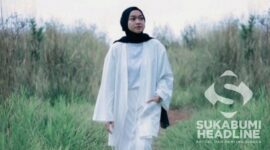 Neng Eva sebagai model produk pakaian muslim buatannya | Foto: Istimewa