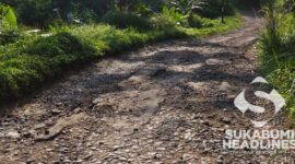 Jalan penghubung antar kecamatan di Desa Hegarmanah, Kecamatan Cicantayan, Sukabumi sudah 10 tahun rusak. | Foto: Andika Putra