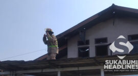 Petugas Damkar memadamkan api usai kebakaran di Kampung Pakemitan Cicurug, Sukabumi. | Foto: Ilham Fadillah