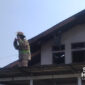 Petugas Damkar memadamkan api usai kebakaran di Kampung Pakemitan Cicurug, Sukabumi. | Foto: Ilham Fadillah