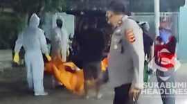Petugas sedang mengevakuasi jenazah Wanita Paruh Baya di Warudoyong Kota Sukabumi. | Foto: Istimewa