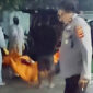Petugas sedang mengevakuasi jenazah Wanita Paruh Baya di Warudoyong Kota Sukabumi. | Foto: Istimewa