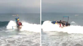 Perahu congkreng terbalik dihantam ombak di Cisolok, Sukabumi. | Foto: Istimewa