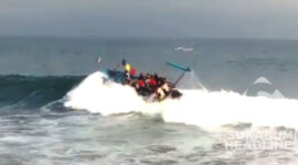 Detik-detik perahu congkreng terbalik dihantam ombak saat hendak melaut di Cisolok, Sukabumi. | Foto: Istimewa