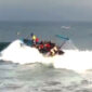 Detik-detik perahu congkreng terbalik dihantam ombak saat hendak melaut di Cisolok, Sukabumi. | Foto: Istimewa