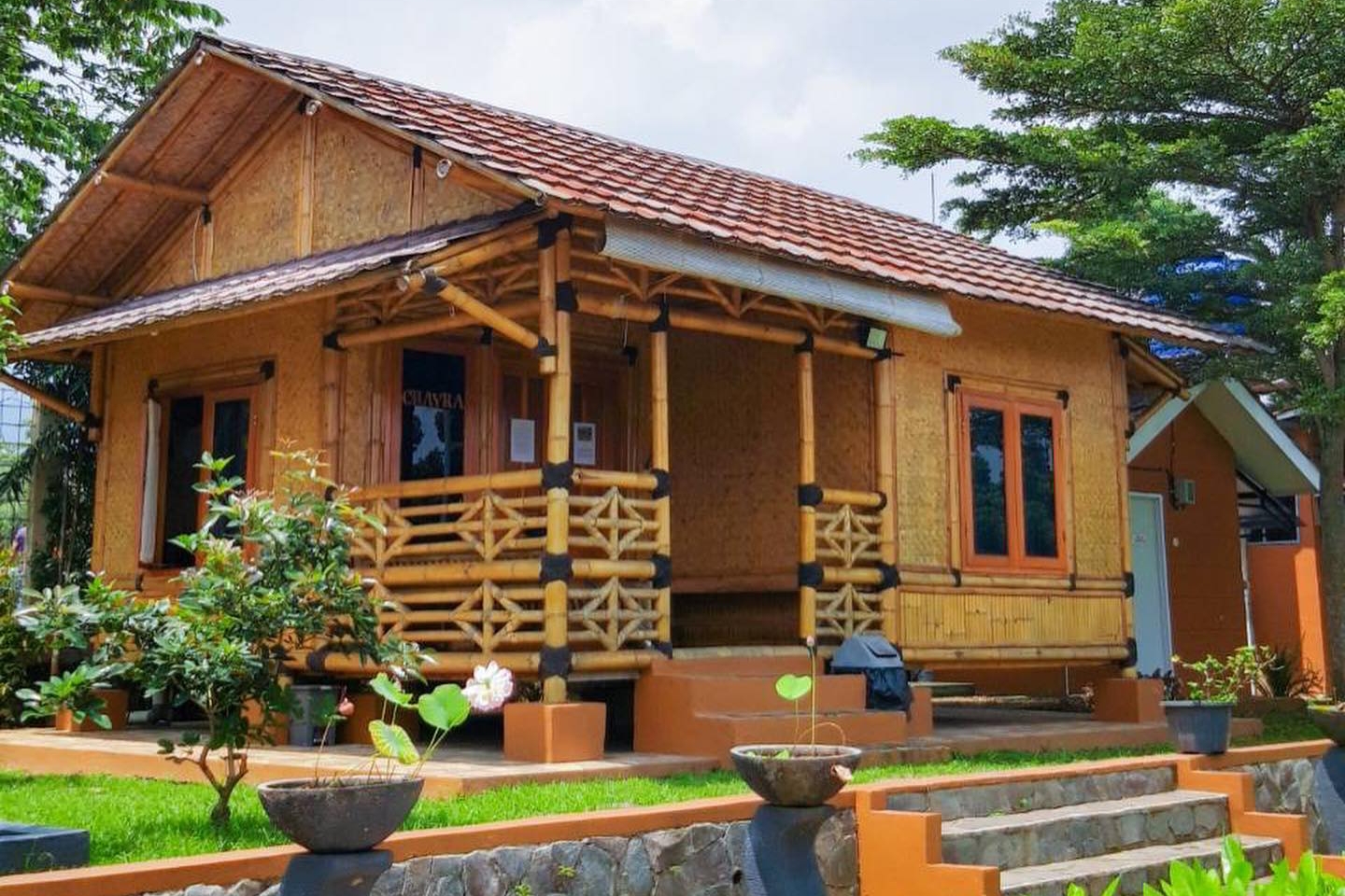 Bikin Adem Hati, 5 Model Rumah Bambu Cocok untuk Alam Sukabumi 1 Rumah bambu unik 3