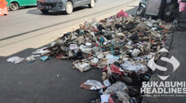 Sampah berserakan di Jalan Raya Suryakencana, Cibadak, Sukabumi. | Foto: Andika Putra