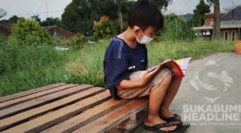 Suasana taman baca di Lapang Desa Cisarua, Nagrak, Sukabumi. | Andika Putra