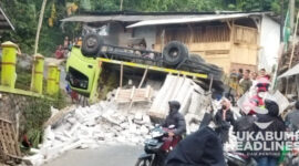 Truk bermuatan hebel terguling di Palasari. l Istimewa