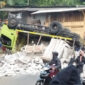 Truk bermuatan hebel terguling di Palasari. l Istimewa