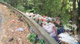 Tumpukan sampah di Jalan Alternatif Nagrak Sukabumi. | Foto: Andika Putra