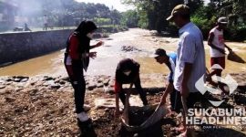 Kegiatan bersih-bersih Sungai Cipamatutan. l Istimewa
