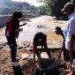 Kegiatan bersih-bersih Sungai Cipamatutan. l Istimewa
