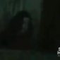 Screen shoot video diduga hantu sedang menangis yang beredar di Kampung Warudoyong. 

