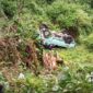 Pickup jatuh ke jurang. l Istimewa