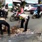Polisi dan warga urug jalan rusak. l Istimewa