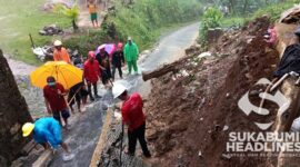 Warga bergotong royong membersihkan material longsor I istimewa