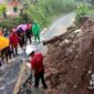 Warga bergotong royong membersihkan material longsor I istimewa