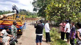 Suasana pencabutan tiang listrik di Guwo. l Istimewa
