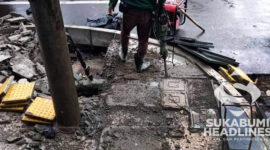 Pembanguan trotoar Jl. Ahmad Yani dibongkar. l Eka Lesmana
