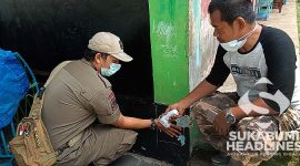 Petugas dari Satpol PP cek kondisi salah satu tiang sekolah I Istimewa
