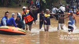 Warga menyeberang menggunakan perahu. l Riswanto
