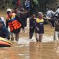 Warga menyeberang menggunakan perahu. l Riswanto