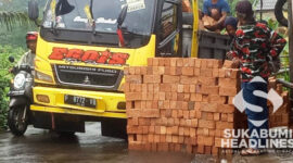 Truk patah as di Jembatan Cipamatutan. l Yusuf Maulana