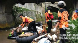 Relawan Khatulistiwa melakukan aksi bersih-bersih. l Khatulistiwa
