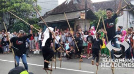 Permainan egrang dalam Festifal Desa Cicantayan. l Pibsa
