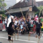 Permainan egrang dalam Festifal Desa Cicantayan. l Pibsa
