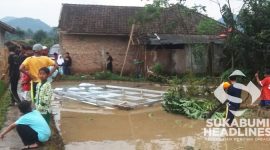 Atap rumah terbawa angin. l Istimewa