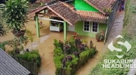 Rumah terendam banjir di Cibadak. l Anry Wijaya