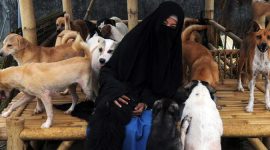 Hesti dan anjing peliharaannya. l Istimewa
