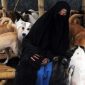 Hesti dan anjing peliharaannya. l Istimewa
