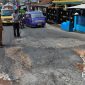 Anggota kepolisian saat menunjukan jalan rusak penyebab kecelakaan. l Dok. sukabumiheadlines.com
