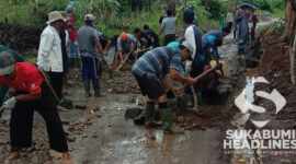 Warga saat memperbaiki jalan rusak penghubung Desa Cihaur dan Desa Kertajaya. l Istimewa
