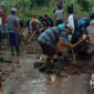 Warga saat memperbaiki jalan rusak penghubung Desa Cihaur dan Desa Kertajaya. l Istimewa
