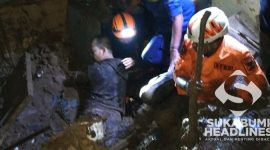 Evakuasi salah seorang korban longsor di Cibadak. l Istimewa
