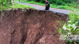 Jalan menuju Kampung Ciporekat, Desa Sangrawayang amblas. l Istimewa