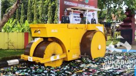 Pemusnahan ribuan botol miras. l Istimewa
