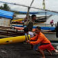 Tim Gabungan mengevakusi perahu nelayan Cisolok yang hilang di Perairan Banten. l Istimewa
