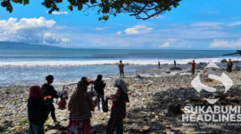Suasana warga saat melakukan Pencarian korban hilang tenggelam di Pantai Kamboja, Desa Cikakak.
