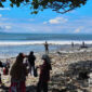Suasana warga saat melakukan Pencarian korban hilang tenggelam di Pantai Kamboja, Desa Cikakak.
