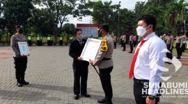 Kapolres Sukabumi beserta Kasat Reskrim saat menerima penghargaan dari Lemkapi. l Istimewa
