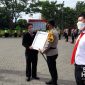 Kapolres Sukabumi beserta Kasat Reskrim saat menerima penghargaan dari Lemkapi. l Istimewa
