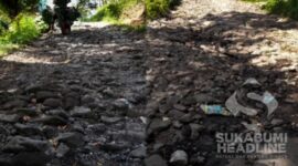 Petani di Cikakak Sukabumi keluhkan Jalan Kabupaten rusak parah. l sukabumiheadline.com